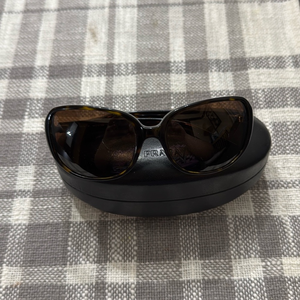 These are some nice Cole Hann glasses they run for $500 selling them for $150